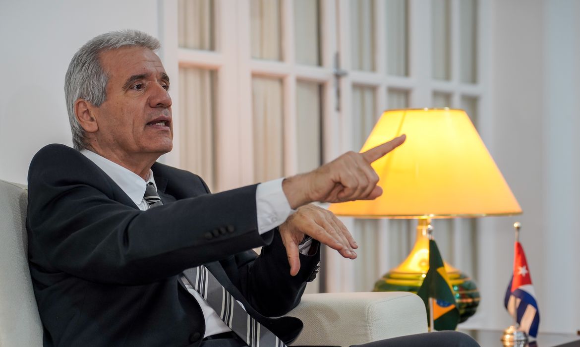 Embaixador de Cuba chama de genocídio medidas de Trump sobre petróleo