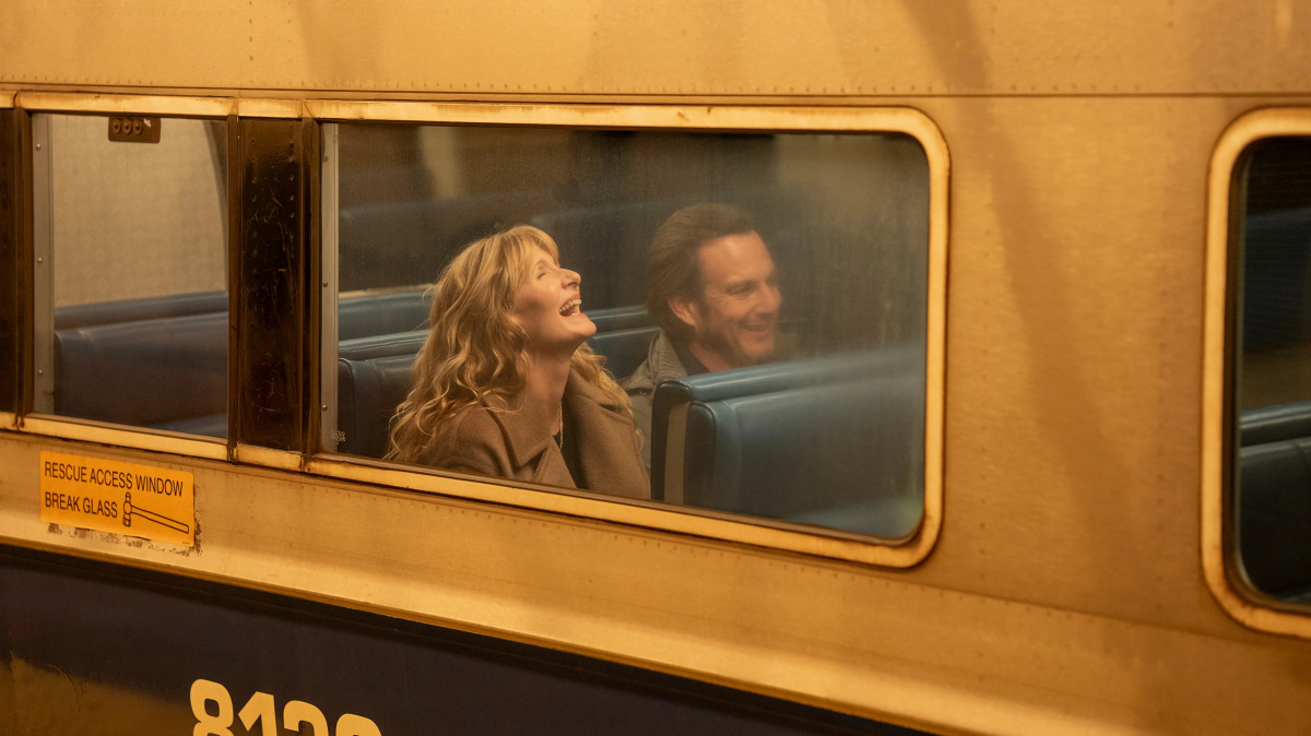 Laura Dern e Will Arnett em cena de Isso Ainda Está de Pé?