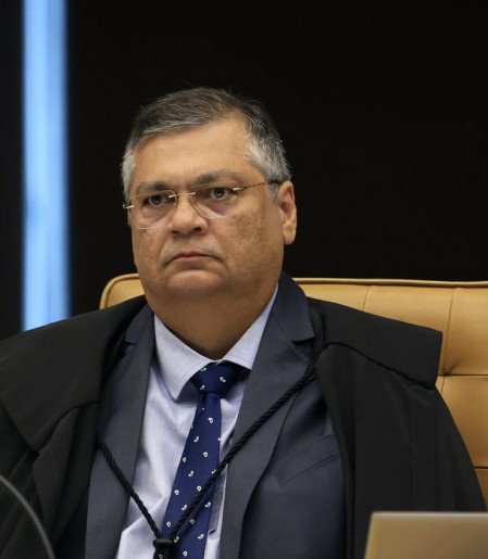 Dino proíbe novas leis que garantam "penduricalhos" acima do teto