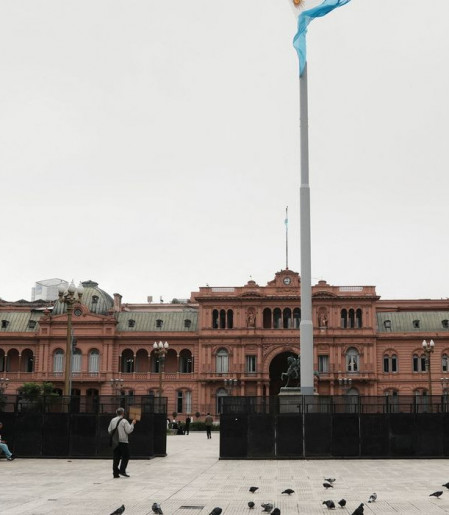 Reforma de Milei aumenta lucro e subjuga trabalhador, diz advogado