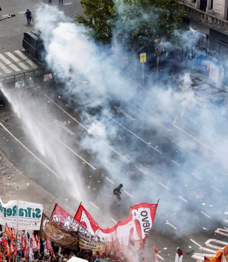 Argentina: reforma de Milei permite jornada de 12 horas e limita greve