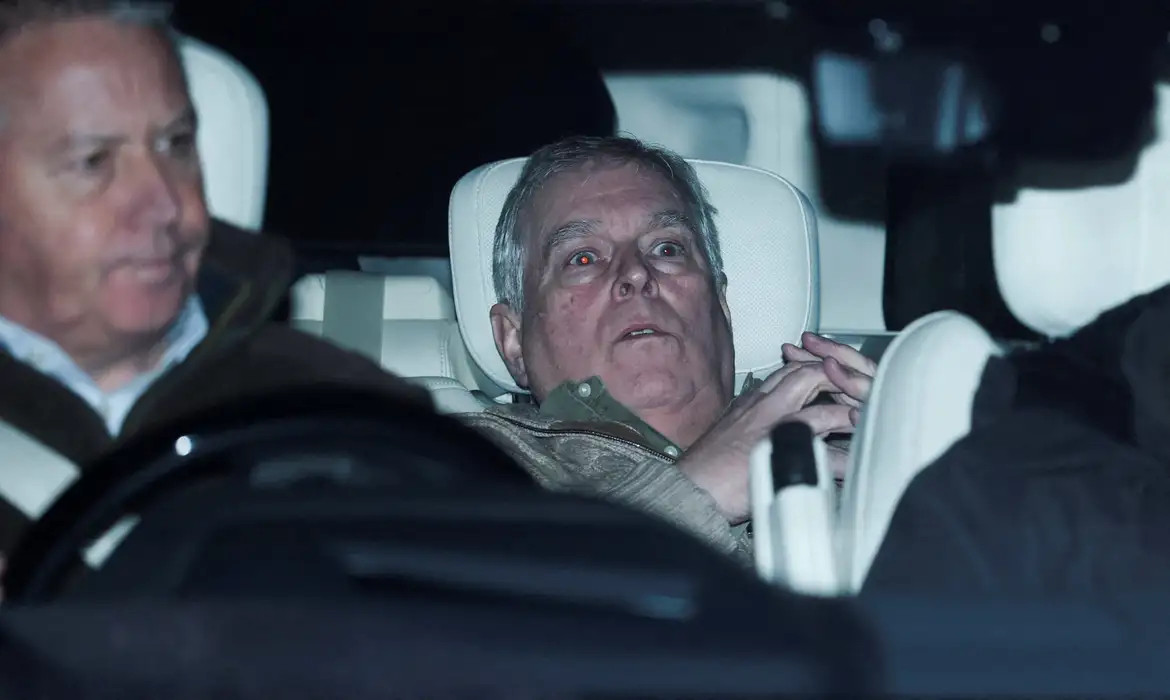 Polícia segue com buscas em mansão, após libertar ex-príncipe Andrew