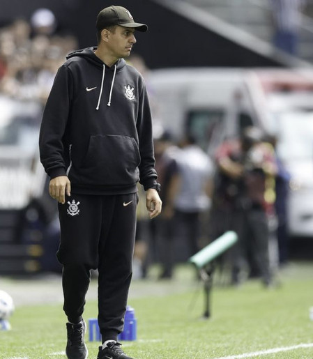 Técnico Lucas Piccinato é demitido da equipe feminina do Corinthians