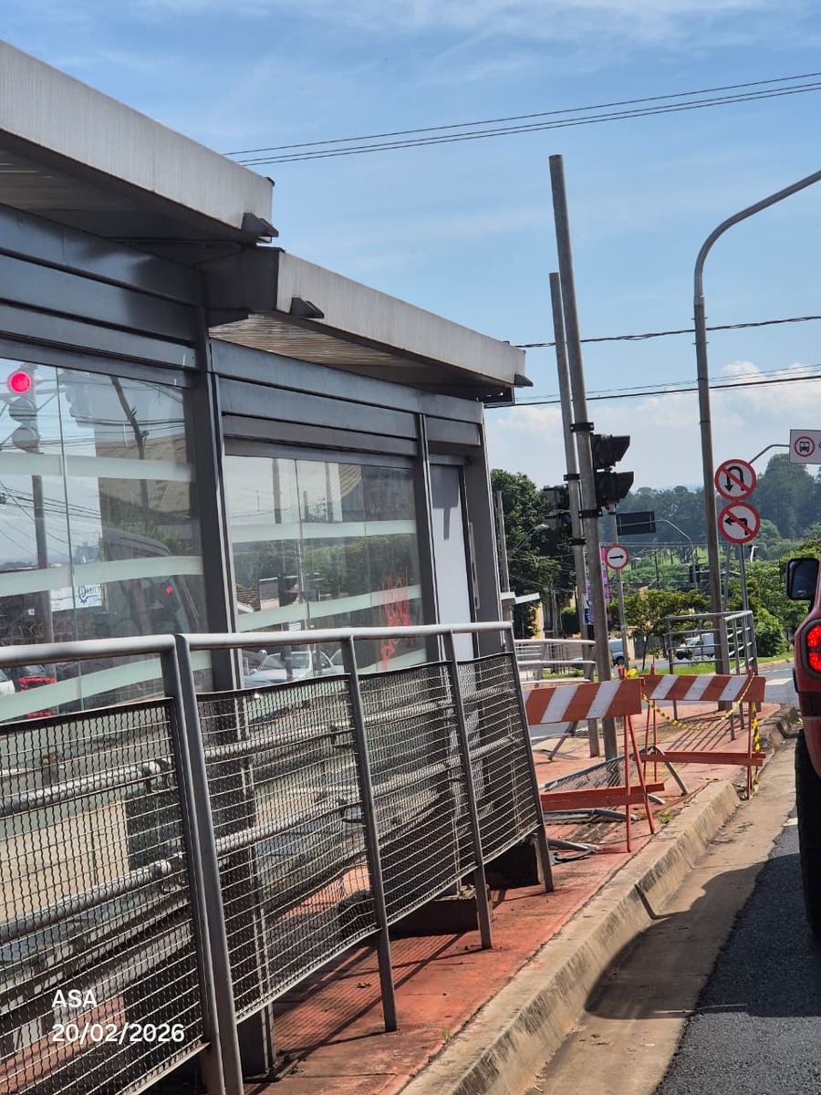 Corredor Meira Junior, com gradil e abrigo danificados, que aguardam estudo da secretaria para reparos 