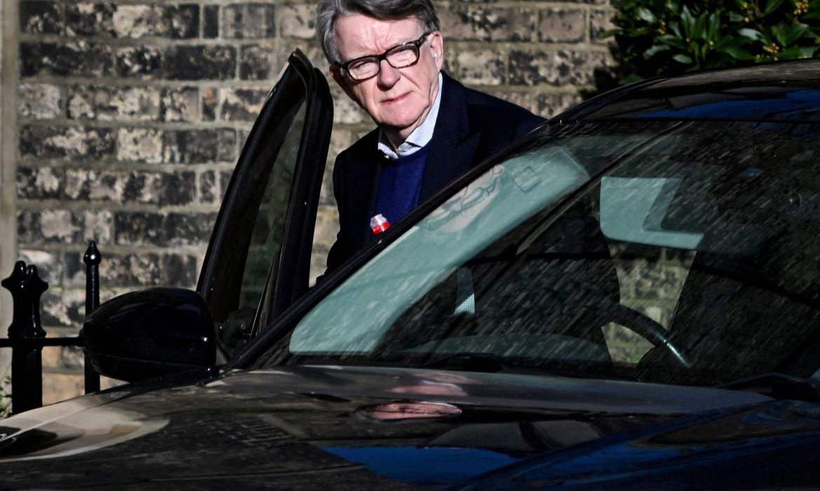 Ex-embaixador britânico é preso após revelações relacionadas a Epstein