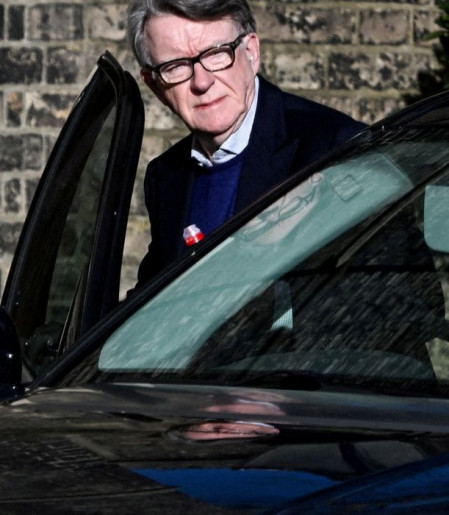 Ex-embaixador britânico é preso após revelações relacionadas a Epstein