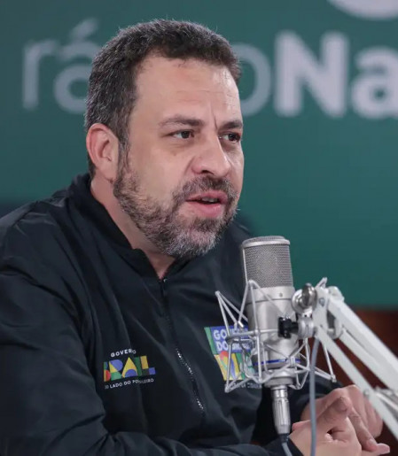 Acabar com a escala 6x1 é prioridade do governo, afirma Boulos