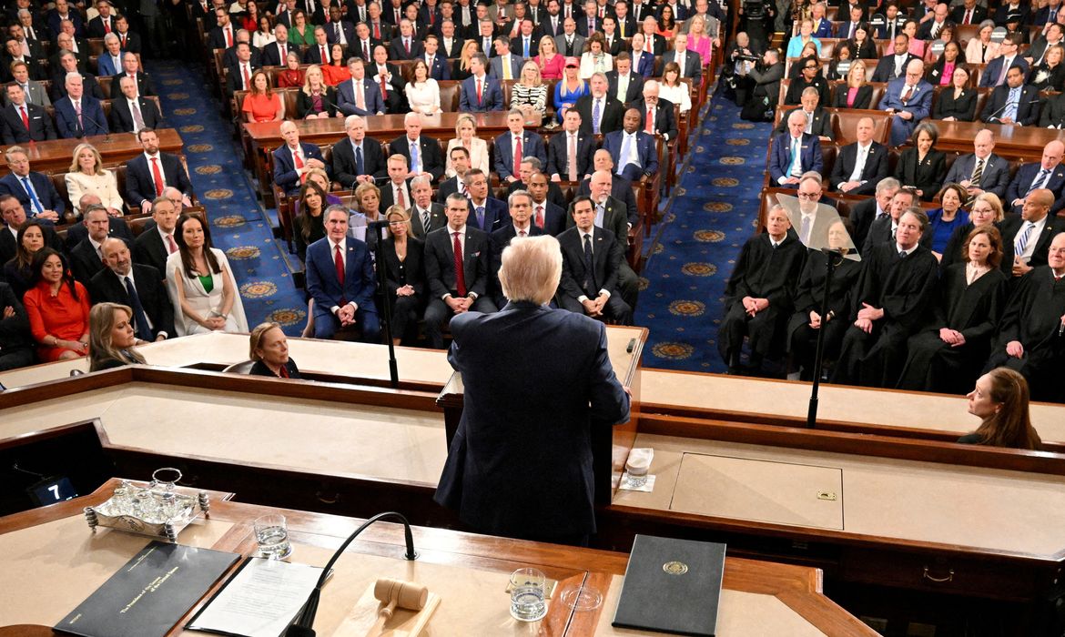 Trump proclama "era de ouro" em discurso sobre estado da União