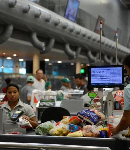 Governo adia por 90 dias regra sobre trabalho no comércio em feriados