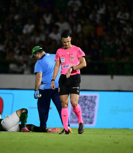 Jogador recebe atendimento médico em campo, em jogo do Campeonato Paulista