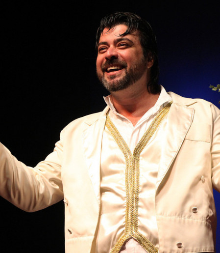 Carlos Simões comanda o stand-up sucesso de público que chega ao Teatro Municipal de Ribeirão Preto