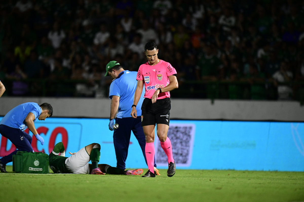 Jogador recebe atendimento médico em campo, em jogo do Campeonato Paulista