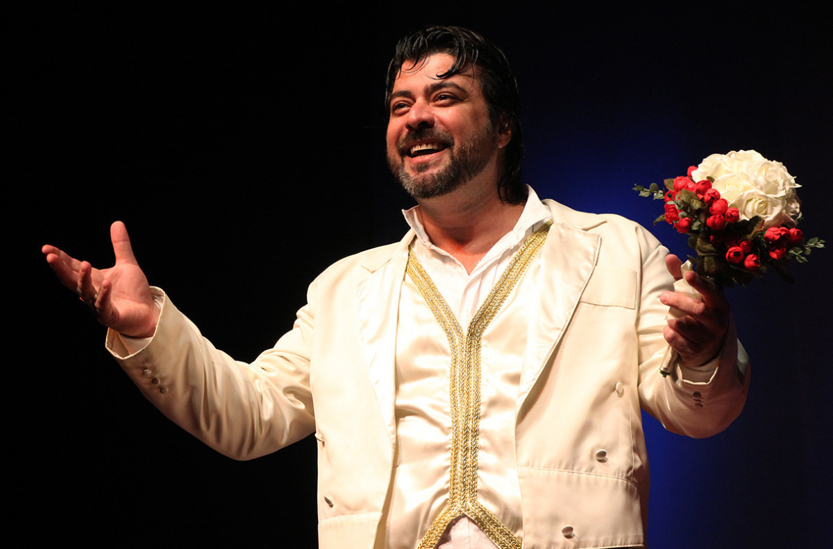 Carlos Simões comanda o stand-up sucesso de público que chega ao Teatro Municipal de Ribeirão Preto