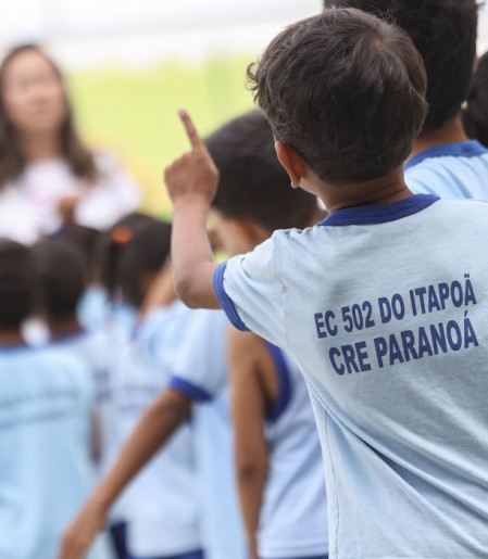 Ensino fundamental atinge 99,5% de frequência; atraso escolar cai 