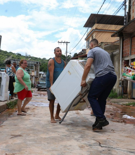Saúde envia equipes do SUS para áreas atingidas pela chuva em Minas