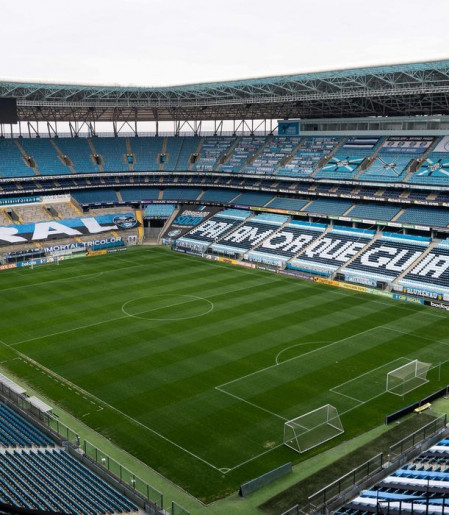 Grêmio faz 3 a 0 no Inter e está com uma mão na taça do Gauchão