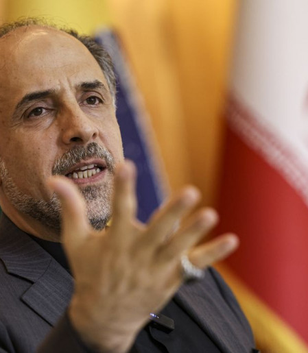 Embaixador do Irã: EUA evitam acordo e Trump se acha rei do mundo"