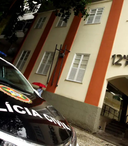 Indiciado por estupro coletivo no Rio se apresenta à polícia e é preso