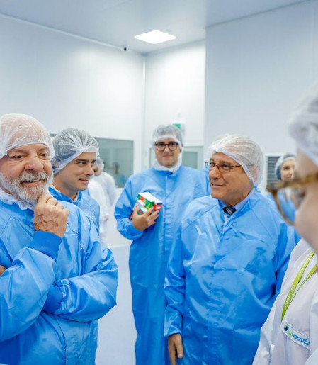 Lula visita fábrica que fornece 19 milhões de produtos ao SUS