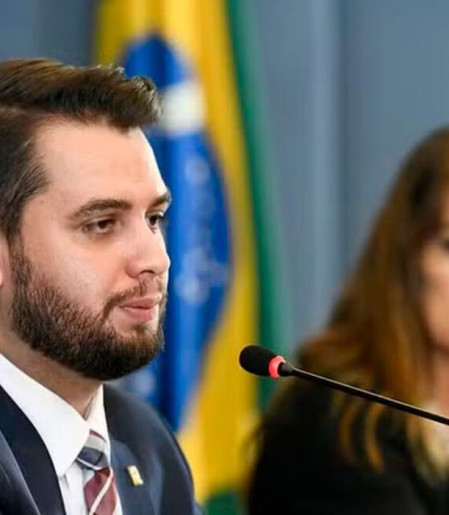 Moraes manda Filipe Martins voltar para presídio no Paraná