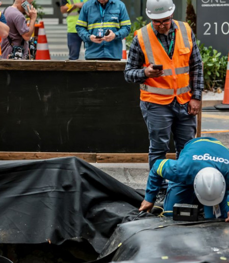 Enel constata gás no buraco aberto por explosão na rua da Consolação
