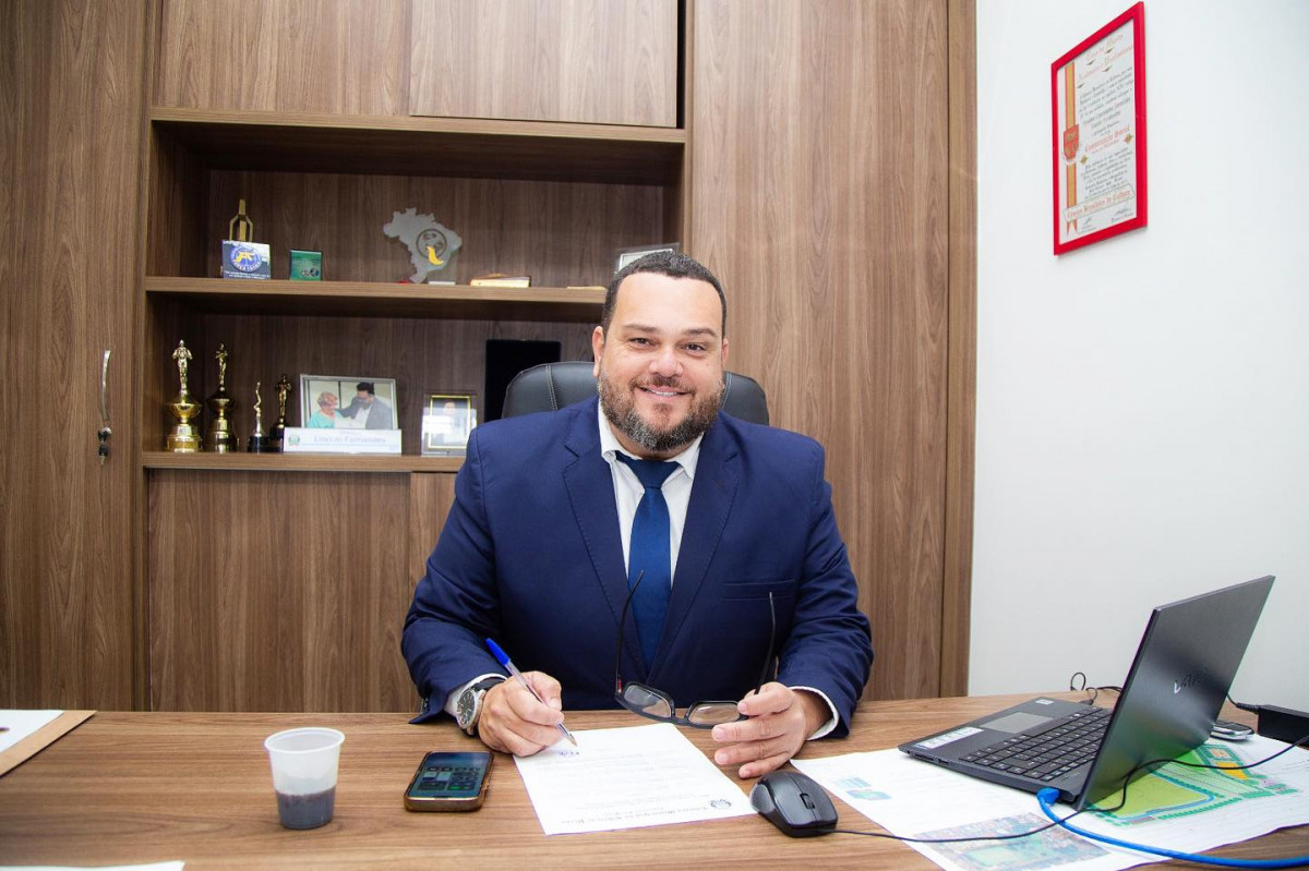 Lincoln Fernandes, vereador pelo PL, em seu gabinete