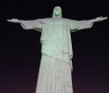 Cristo Redentor é iluminado com mensagens de campanha contra violência