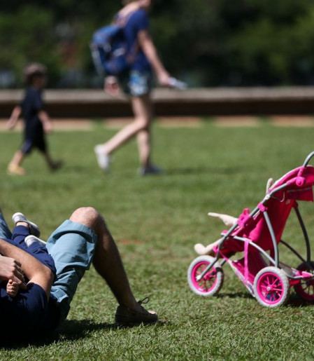 Licença-paternidade de até 20 dias é aprovada no Senado 