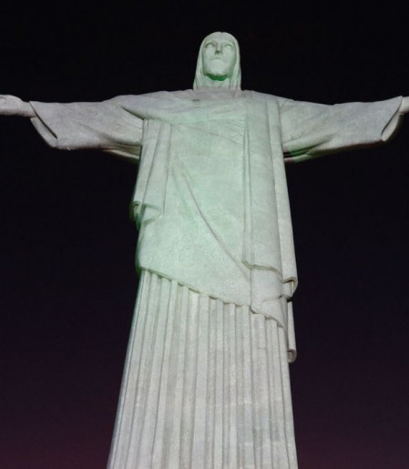 Cristo Redentor é iluminado com mensagens de campanha contra violência