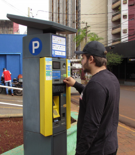 Motorista usa parquímetro no Centro de Ribeirão: conta mais salgada