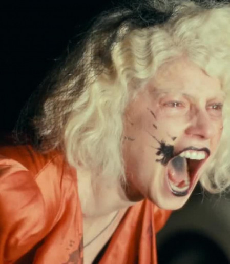 Jessie Buckley interpreta a criatura ressuscitada em A Noiva!