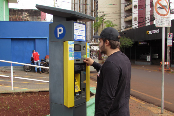 Motorista usa parquímetro no Centro de Ribeirão: conta mais salgada