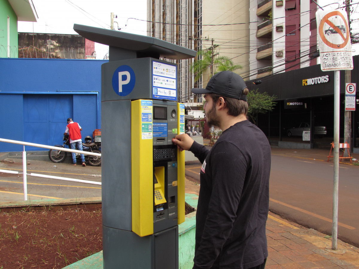 Motorista usa parquímetro no Centro de Ribeirão: conta mais salgada