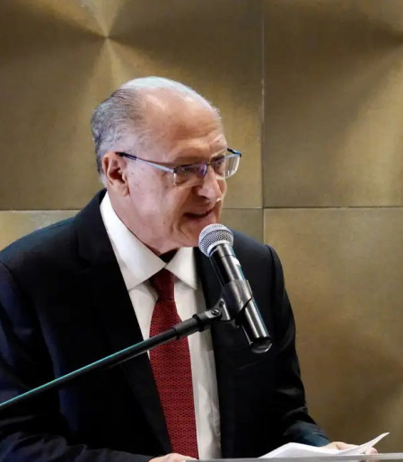 Alckmin deixará ministério em abril, mas seguirá como vice