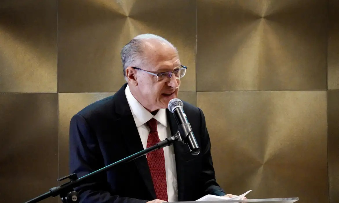Alckmin deixará ministério em abril, mas seguirá como vice