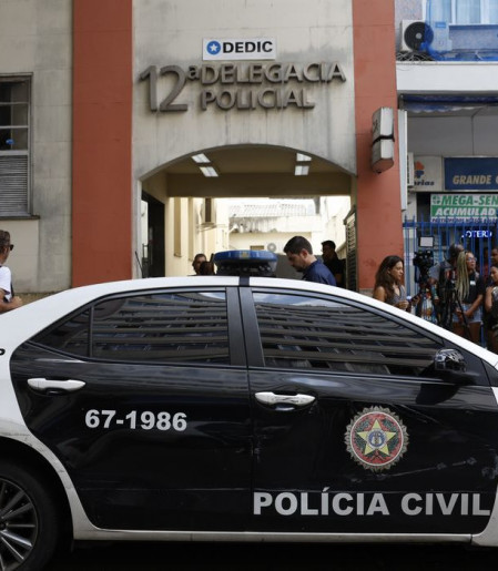 Adolescente envolvido em estupro coletivo no Rio se entrega à polícia