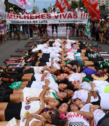 Mulheres se reúnem em Copacabana contra a violência e o feminicídio