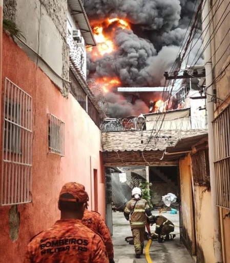 Incêndio de grandes proporções atinge galpão no Rio