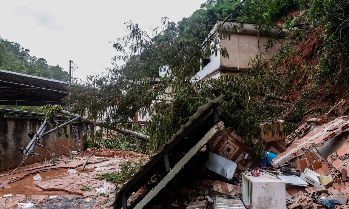 Governo libera R$ 7,3 mil para famílias atingidas por chuvas em MG