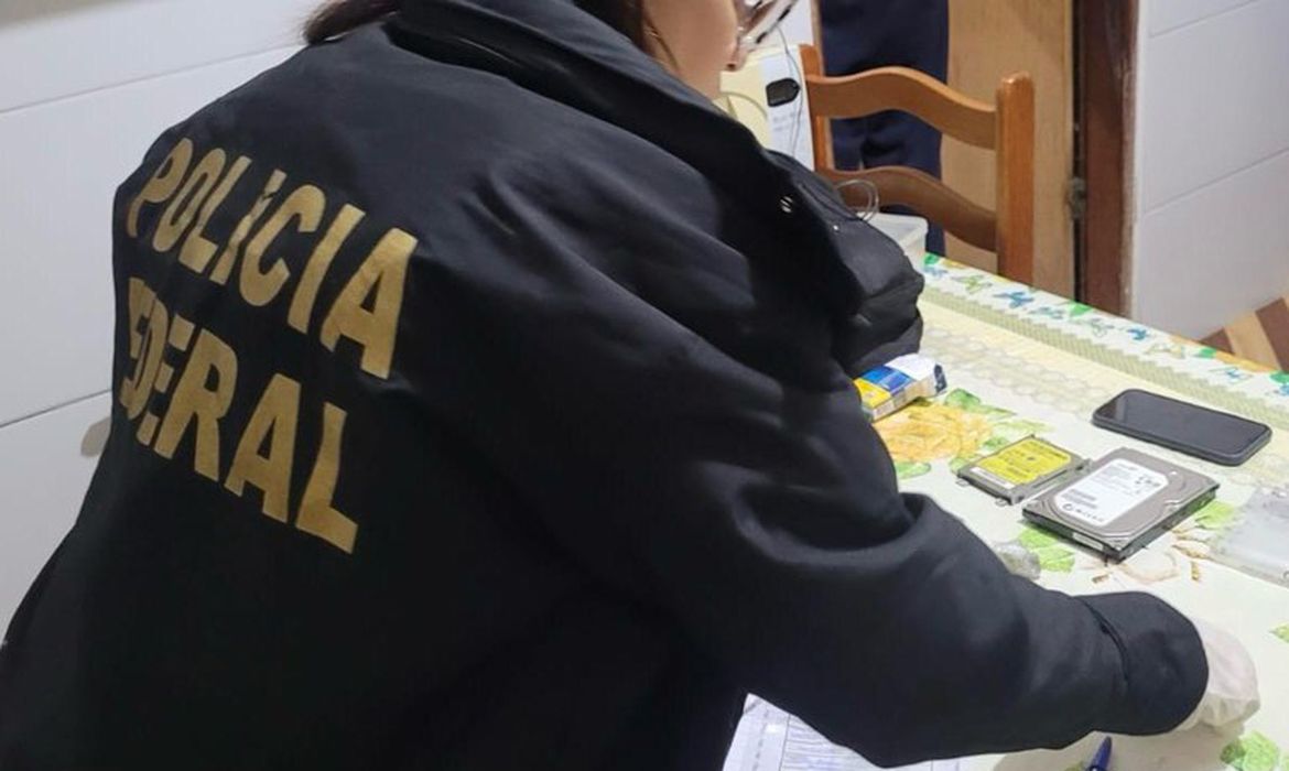 PF faz operação para combater apologia ao nazismo na internet