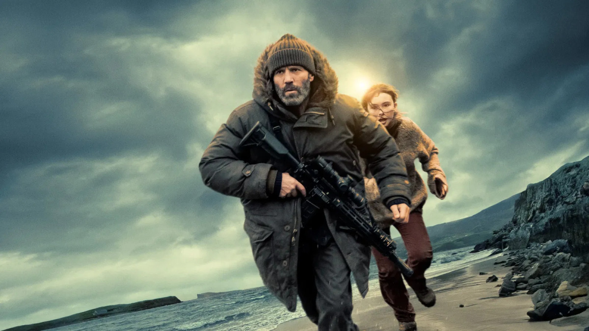 Jason Statham e Bodhi Rae Breathnach em cena de 