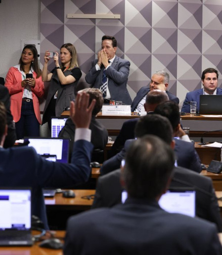 CPMI do INSS aprova convocação de cunhado e ex-namorada de Vorcaro