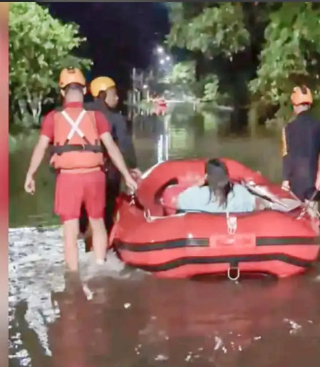 Chuva provoca desalojamentos e inundações em Peruíbe, litoral de SP
