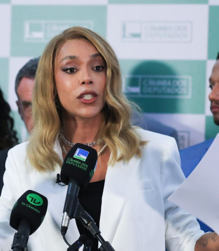 Deputada Erika Hilton processa Ratinho por discurso transfóbico