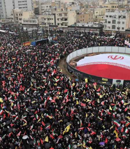 Sob bombas, multidões vão às ruas no Irã em apoio aos palestinos