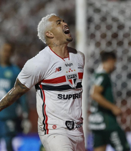 São Paulo vence Chapecoense e assume liderança isolada do Brasileiro