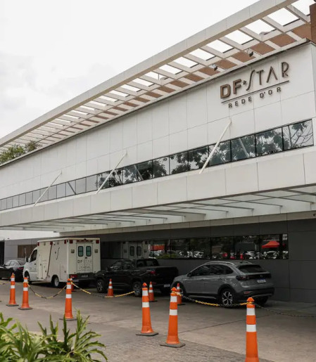 Bolsonaro é internado em UTI hospitalar com broncopneumonia bilateral