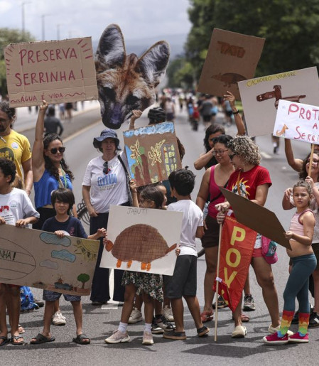 Protesto pede retirada de área ambiental do projeto de socorro ao BRB