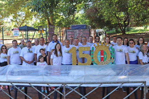 Corte do bolo de comemoração dos 150 anos de Cravinhos - Divulgação
