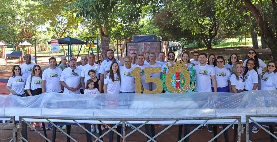 Corte do bolo de comemoração dos 150 anos de Cravinhos